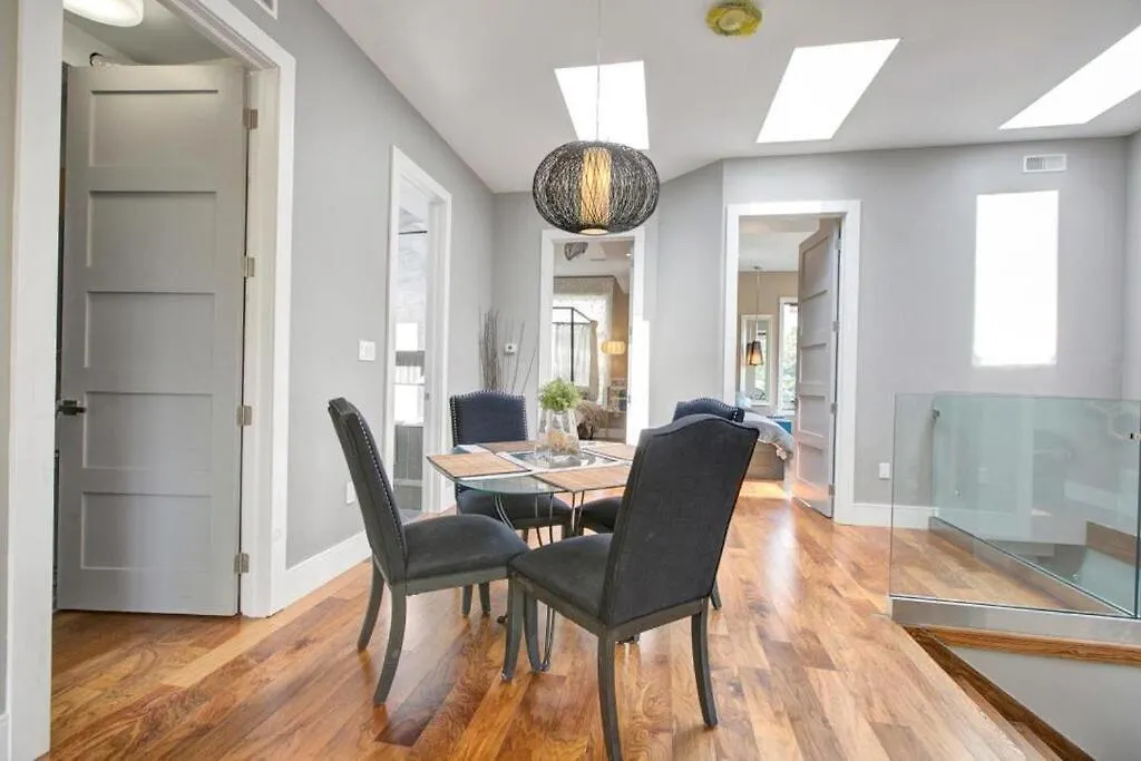 Beautiful, Centric, Pet-Friendly Home With Parking Toronto Appartement