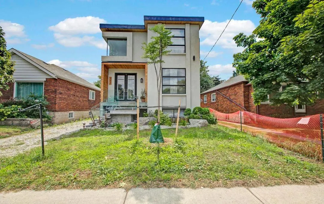 Beautiful, Centric, Pet-Friendly Home With Parking Toronto 0*,  Canada